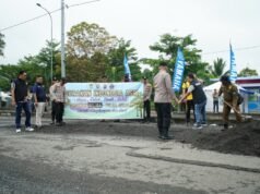Centinaia di membri della polizia regionale di Sumatra meridionale sono impegnati a pulire e riparare la strada in modo che sia sicuro e confortevole il passaggio per i viaggiatori