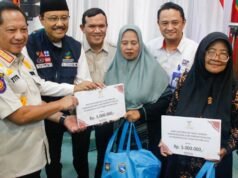 Il capo della task force Tito e il ministro degli affari sociali consegnano 100 miliardi di dollari di assistenza sociale alle vittime del disastro di Sumatra