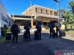 Brimob sta monitorando da vicino la scena del crimine nella moschea di Jember, scossa da un’esplosione