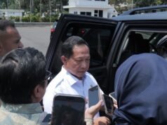 Il capo della task force Tito Karnavian supervisiona il recupero dei terreni agricoli e degli stagni sommersi dal fango a causa del disastro