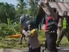 Storia della polizia che si inginocchia e implora i residenti di non scontrarsi a NTT