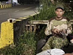 La storia di Asep Kumala, commerciante di Cilok, che torna a casa a piedi da Bandung a Ciamis