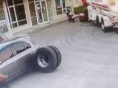 Mentre si divertiva a girare, la gomma del camion del carburante si è staccata improvvisamente