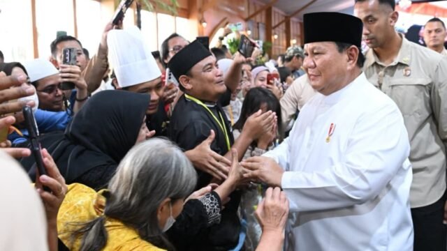 69be7d888a7eb-presiden-ri-prabowo-subianto-menyapa-warga-dalam-acara-halal-bihalal-di-istana_gemini_1265_711.jpg