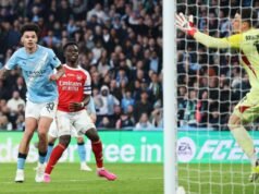 Il trofeo della Coppa Carabao vola dall’Arsenal dopo essere stato distrutto dal Manchester City