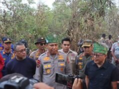 Il capo della polizia regionale di Riau si è recato direttamente sul luogo dell’incendio nella foresta e nel terreno a Dumai con Rocky Gerung