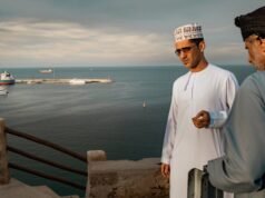 Gigantesca petroliera al largo di Dubai colpita da un attacco iraniano dopo le ultime minacce di Trump