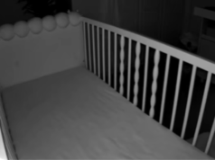 Papà si sveglia all’improvviso all’una di notte, va nel panico quando vede la figlia scomparsa dalla Baby Cam