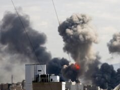 Gli attacchi missilistici continuano mentre i leader iraniani proiettano una sfida a Khamenei