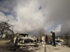 Vittime mentre i coloni israeliani hanno appiccato il fuoco a case e automobili in Cisgiordania