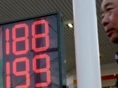 I prezzi del petrolio continuano a salire mentre Trump cerca una coalizione per riaprire lo Stretto di Hormuz