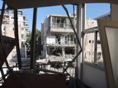 L’Iran lancia ondate di missili verso Israele