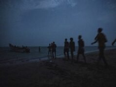 Almeno nove persone sono morte e decine sono disperse mentre una barca affonda al largo della costa di Gibuti