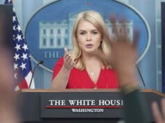 Qualche istante dopo aver pregato, Karoline Leavitt si vanta di aver ucciso gli iraniani