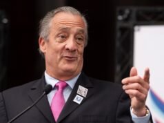 USPS prevede un nuovo sovrapprezzo per le spedizioni mentre il direttore delle poste avverte della crisi di liquidità