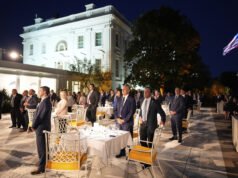 Trump guida un’operazione critica in tempo di guerra: il nuovo arredamento del Rose Garden