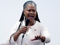 Il democratico subisce una pesante sconfitta elettorale dopo aver sostenuto la legge pro-ICE