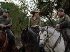 Aspetta, Kristi Noem quanto ha speso in trucco e… cavalli?!