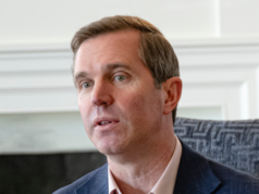 Andy Beshear definisce “Hillbilly Elegy” di JD Vance “Hillbilly Hate” nella città natale del vicepresidente, Ohio