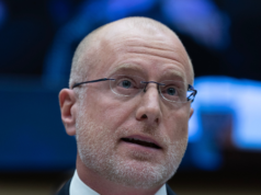 Il capo della FCC Brendan Carr celebra un anno di “Elimina, elimina, elimina” eliminando 38 pagine di regolamenti FCC