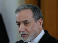 L’Iran minaccia nuovamente gli Stati Uniti, negando di tenere colloqui dopo che Trump ha annunciato la pausa negli attacchi