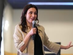 Greg Abbott possibilità di perdere poiché Gina Hinojosa vince le primarie democratiche del Texas