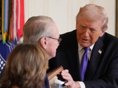 Trump assegna tre medaglie d’onore alla cerimonia della Casa Bianca