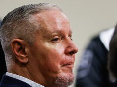 Il padre che ha dato un fucile al presunto assassino della scuola condannato con 27 accuse