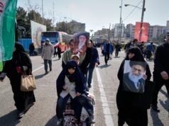 Gli iraniani piangono Khamenei mentre si riuniscono per la preghiera del primo venerdì durante la guerra