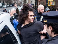 GUARDA: L’ultimo attentatore musulmano di New York mostra il segno della supremazia islamica