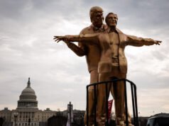 La nuova statua di Epstein mira ad abbattere Trump come il Titanic