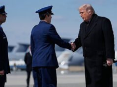 Trump assiste al trasferimento dignitoso di 6 militari uccisi nell’incidente in Iraq