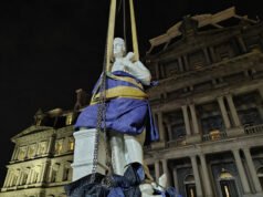 La squadra di Trump lancia un’altra statua di cattivo gusto e razzista a Washington