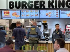 Guarda gli agenti dell’ICE bighellonare negli aeroporti e scappare dalla stampa