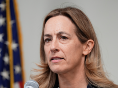 Il governatore democratico del New Jersey Mikie Sherrill firma una legge che vieta agli agenti ICE di indossare maschere, il DHS promette di non conformarsi