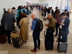 I viaggiatori in preda al panico sentono un nuovo messaggio dagli aeroporti: non arrivare così presto