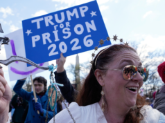 I sostenitori di Trump in Florida si scontrano con la sinistra antifa durante il raduno “No Kings”.