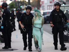 Gas lacrimogeni, arresti durante la protesta “No Kings” di Los Angeles vicino alla prigione federale