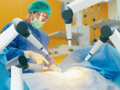 La chirurgia robotica non aiuterà i poveri, sostiene Vipin Parmar, parlamentare del BJP