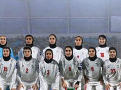 La calciatrice iraniana si rifiuta di salire sull’aereo per tornare a casa poco prima del decollo e si unisce ad altre persone che chiedono asilo in Australia