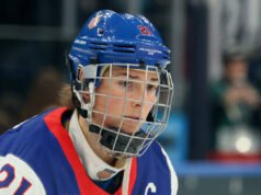 La stella statunitense dell’hockey femminile, medaglia d’oro, Hilary Knight stuzzica Trump con la battuta del “Saturday Night Live”.