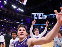 GUARDA: La star di High Point Chase Johnston tiene un epico discorso post-partita dopo lo scioccante Wisconsin: “Gloria a Dio”