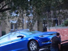 La polizia arresta un uomo mascherato fuori dalla festa della notte delle elezioni di Paxton