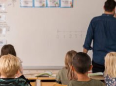 La scuola cancella il record di un insegnante punito per non aver letto il libro LGBT ai bambini