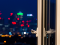 Una donna continua a trovare la porta del balcone aperta: shock per ciò che la telecamera rivela