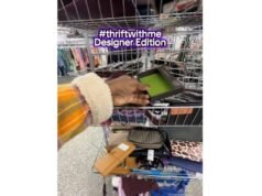 Una parsimoniosa “sotto shock” quando individua 2 portafogli da 10 dollari e si rende conto del vero valore