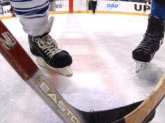 Giocatore di hockey che ha perso la famiglia nell’attacco del RI da parte di un tiratore di massa trans segna il gol vincente nel doppio tempo supplementare