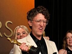 Il regista David Borenstein si lamenta del governo che uccide la gente per strada e degli oligarchi che prendono il controllo dei media