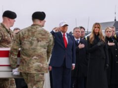 Trump assiste al trasferimento dignitoso di sei soldati uccisi durante lo sciopero