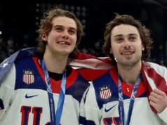 GUARDA: La squadra USA indossa maglioni da hockey olimpici indossati prima della partita del campionato WBC